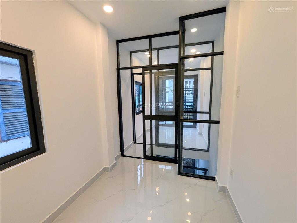 Nhà mới ở ngay, nguyễn văn công giáp bt pn, gần sân bay tsn. ô tô đỗ cửa, 2 tầng