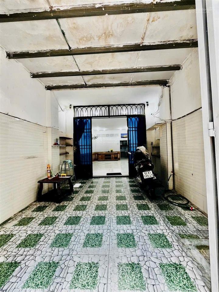 Chỉ 4.95 tỷ 52m2 vuông đẹp k lỗi  2 tầng  gần emart 2 chợ phạm văn bạch