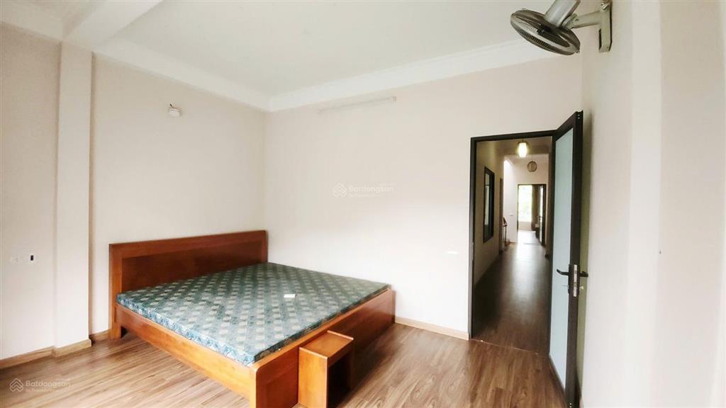 Chính chủ cho thuê nhà nguyên căn 3 tầng gần 300m sử dụng 5 phòng ngủ ô tô vào tận cửa