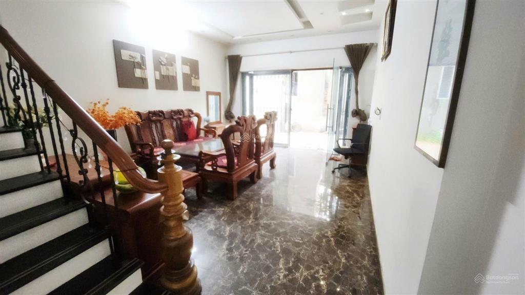 Chính chủ cho thuê nhà nguyên căn 3 tầng gần 300m sử dụng 5 phòng ngủ ô tô vào tận cửa