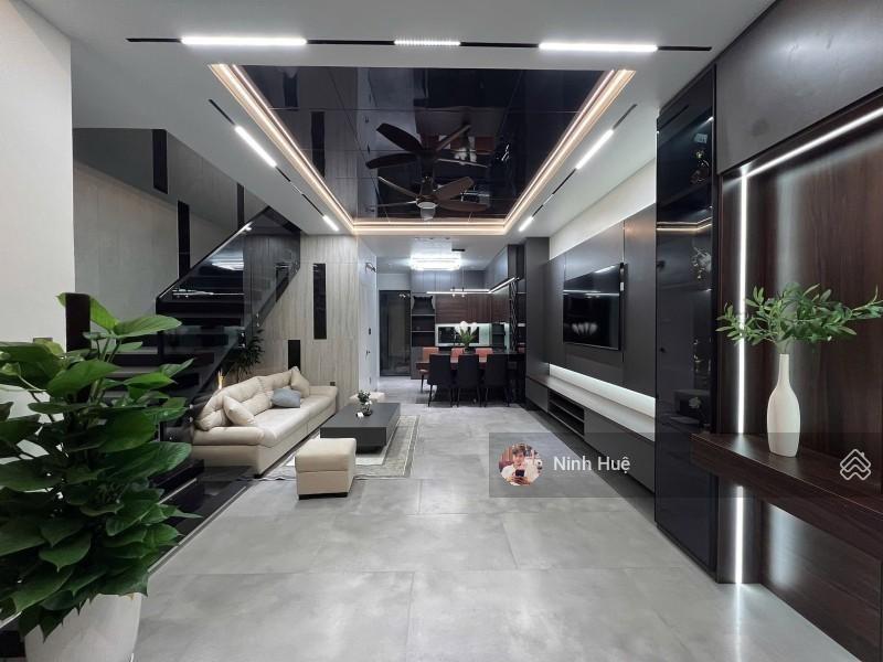 Bán nhà đẹp hẻm đẹp đường 3 tháng 2 61m 4 tầng btct kiên cố giá hơn 14 tỷ.