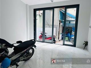 Ngay nhà thờ hồng chợ tân định chdv 68m 90pn giá chỉ 16tỷ.