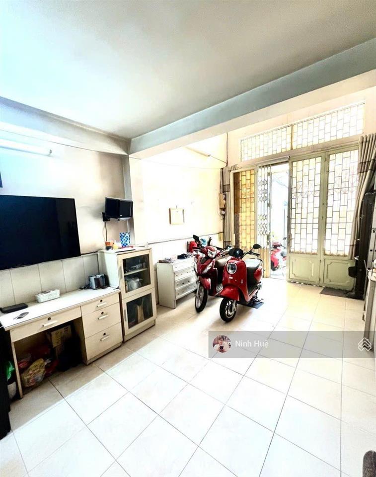 1 sẹc đường 3/2  hẻm 5m  nhà 44m  nở hậu nhé giá 7,49 tỷ.(6039)
