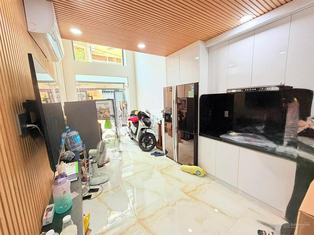 Cmt8 hẻm thẳng trục  không tod  nhà 5 tầng  thang máy full nội thất giá 9 tỷ.
