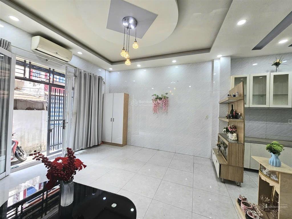 Bùi minh trực quận 8 dtsd 77.6m  2pn 2wc ban công  full nội thất