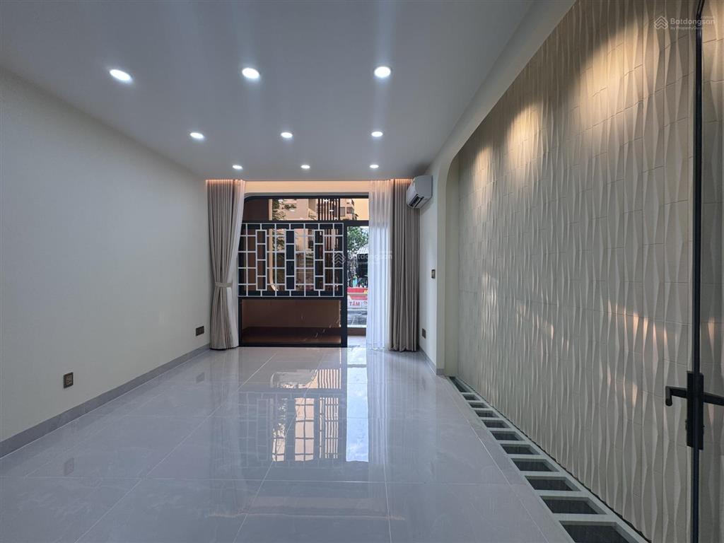 Mặt tiền đặng văn ngữ, phú nhuận. khu vực trung tâm của các dịch vụ spa, beauty care, thời trang