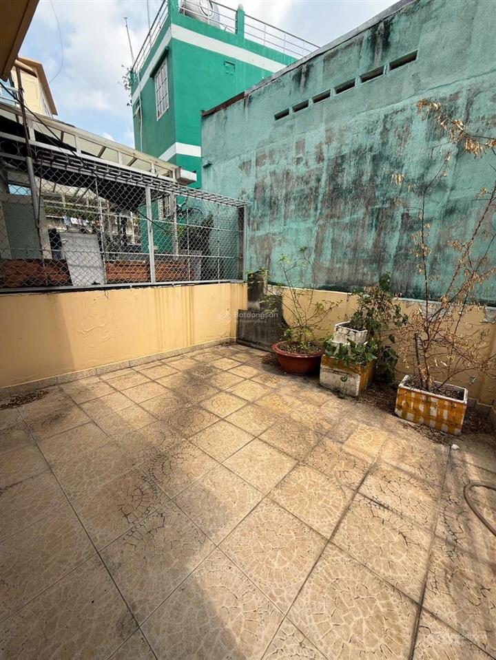 Hẻm ô tô 6m  sát mặt tiền trần phú  nguyễn trãi quận 5 dt 65m2, ngang gần 4m nở hậu nhẹ tài lộc.