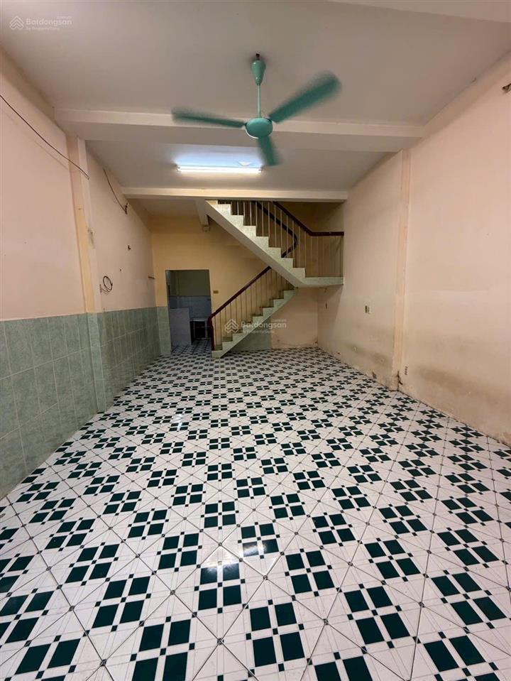 Hẻm ô tô 6m  sát mặt tiền trần phú  nguyễn trãi quận 5 dt 65m2, ngang gần 4m nở hậu nhẹ tài lộc.