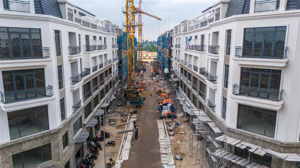 Với diện tích đa dạng 120m2, 5 tơng 1 tum hoàn thiện mặt ngoài theo tiêu chuân cao cấp.