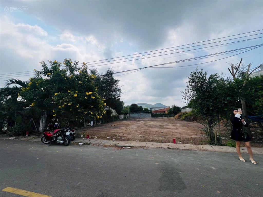 Chủ vỡ kế hoạch tài chính  bán gấp chỉ 700 triệu  tại trung tâm xã long điền  shr