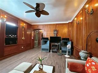 Biệt thự sân vườn. gara ô tô. ngõ thông ô tô dừng đỗ ngày đêm. dt 100m.4 tầng mt 8m. sử dụng 150m