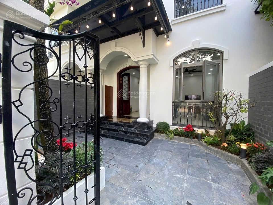 Cho thuê liền kề vinhomes riverside  96m2 x 4 tầng  6 ngủ.
