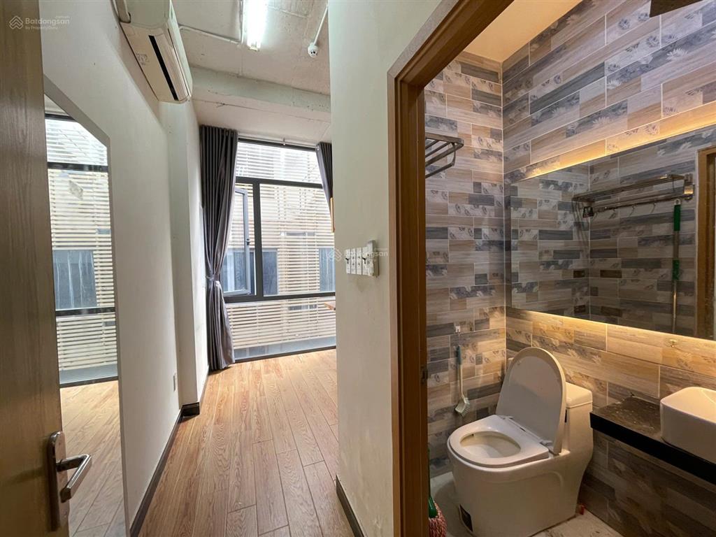 Cho thuê căn hộ duplex cửa sổ lớn có thang máy nội thất cơ bản ở trần hưng đạo, quận 5