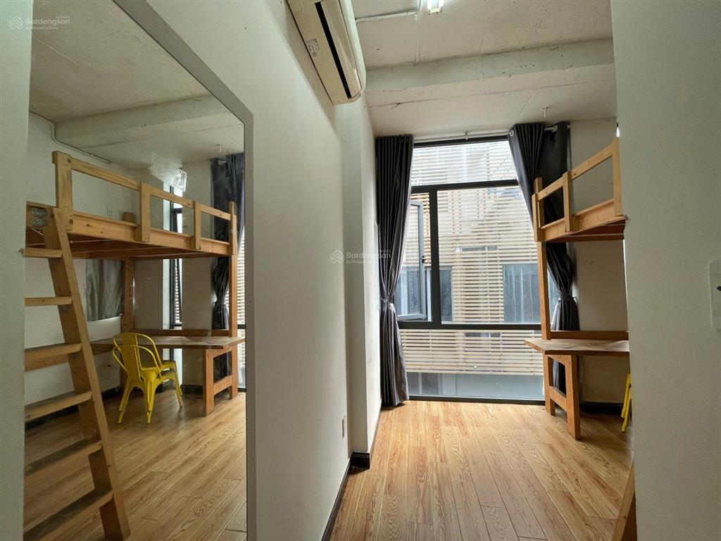 Cho thuê căn hộ duplex cửa sổ lớn có thang máy nội thất cơ bản ở trần hưng đạo, quận 5