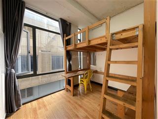 Cho thuê căn hộ duplex cửa sổ lớn có thang máy nội thất cơ bản ở trần hưng đạo, quận 5