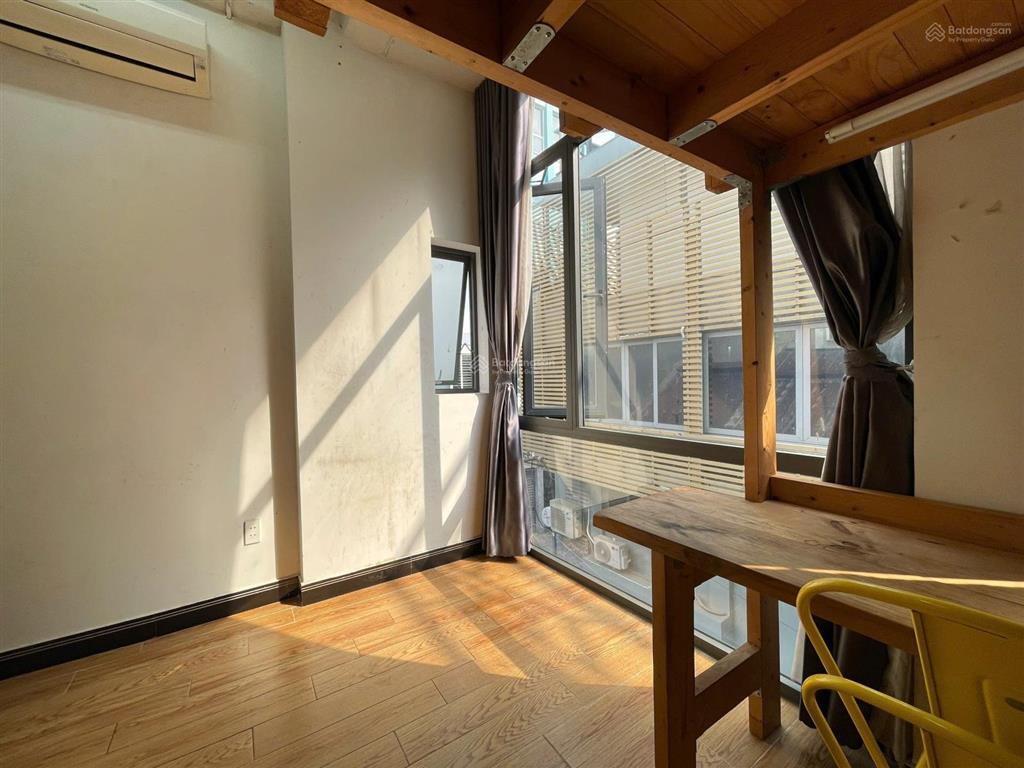 Cho thuê căn hộ duplex cửa sổ lớn có thang máy nội thất cơ bản ở trần hưng đạo, quận 5