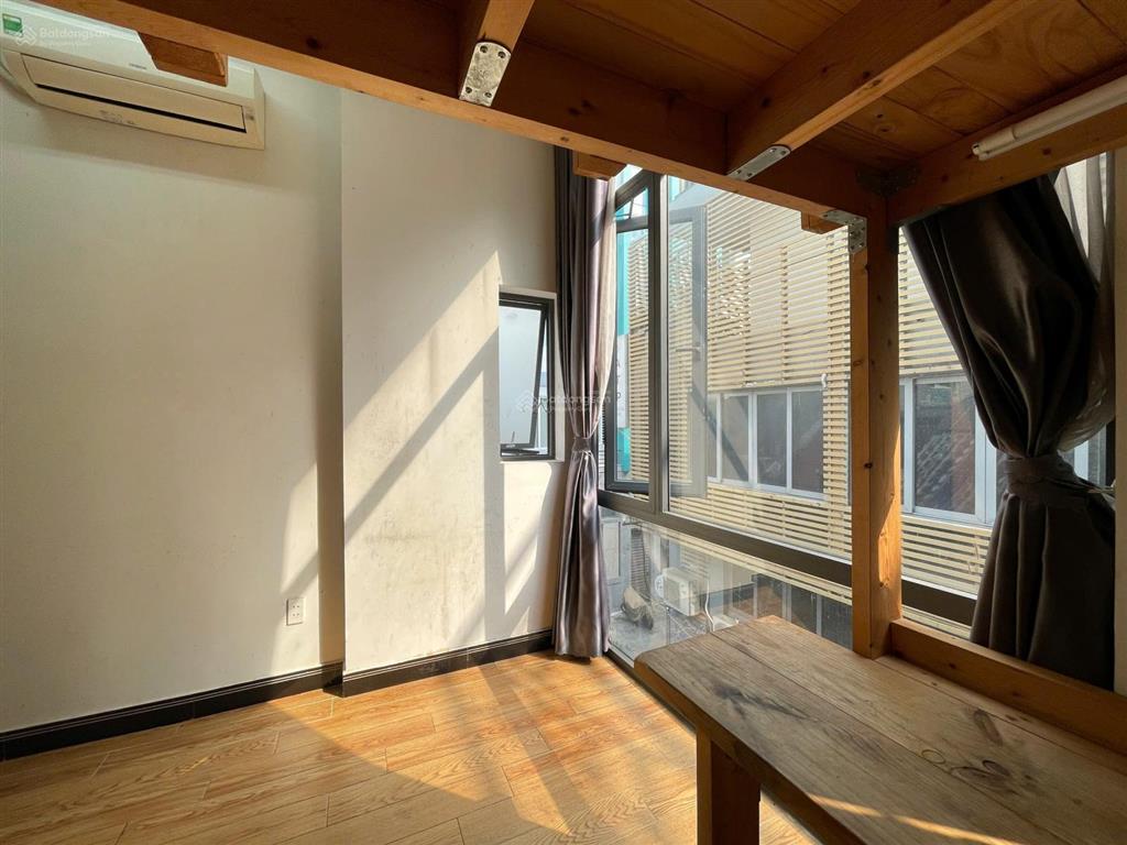 Cho thuê căn hộ duplex cửa sổ lớn có thang máy nội thất cơ bản ở trần hưng đạo, quận 5