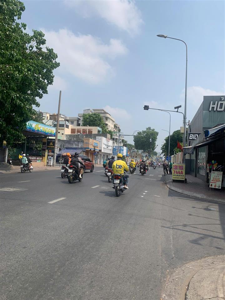 Mặt tiền trường chinh khu vực sân bay tân bình