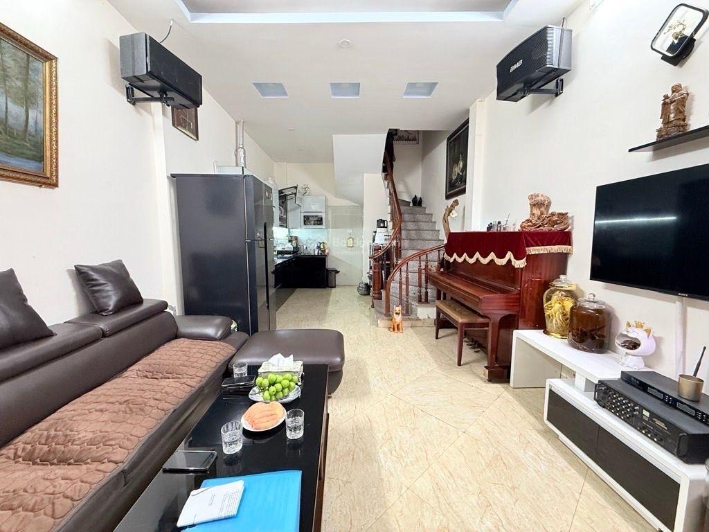 Chính chủ bán nhà ngõ 13 khuất duy tiến thanh xuân, đường rộng ô tô vào nhà. 6t 4pn khép kín 8 tỷ