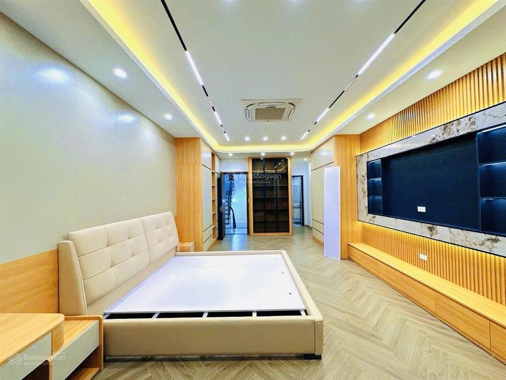 Bán nhà 7 tầng thang máy ô tô vào nhà hoàng quốc việt 57m x mt 4.3m tặng full nội thất đẳng cấp