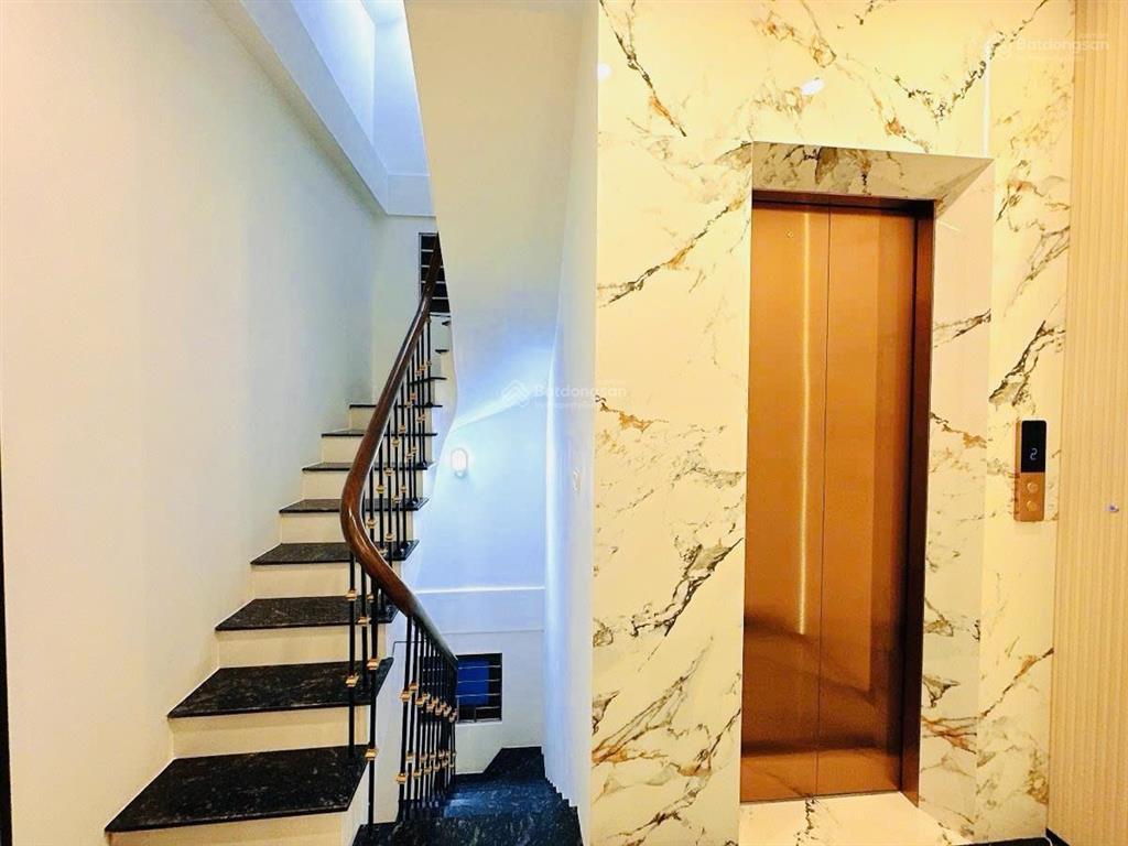 Bán nhà 7 tầng thang máy ô tô vào nhà hoàng quốc việt 57m x mt 4.3m tặng full nội thất đẳng cấp