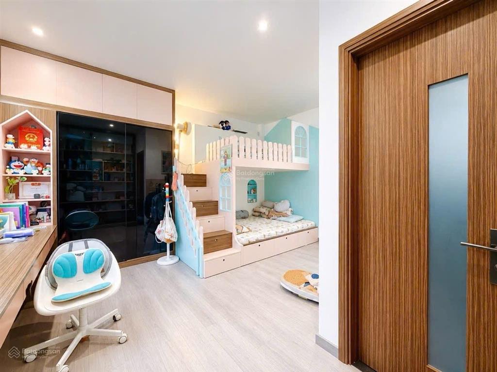8 tỷ 90m2 (5x18m) nhà 4 tầng  tặng nội thất  lý phục man