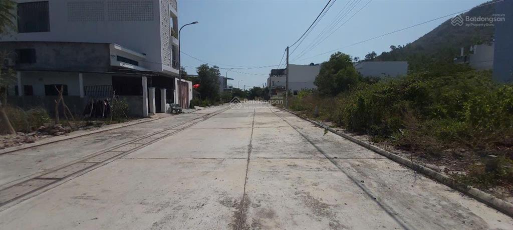 Cho thuê đất làm kho, xưởng. nằm ngay trung tâm thành phố, xe tải vào được. khô ráo,không ngập lụt.