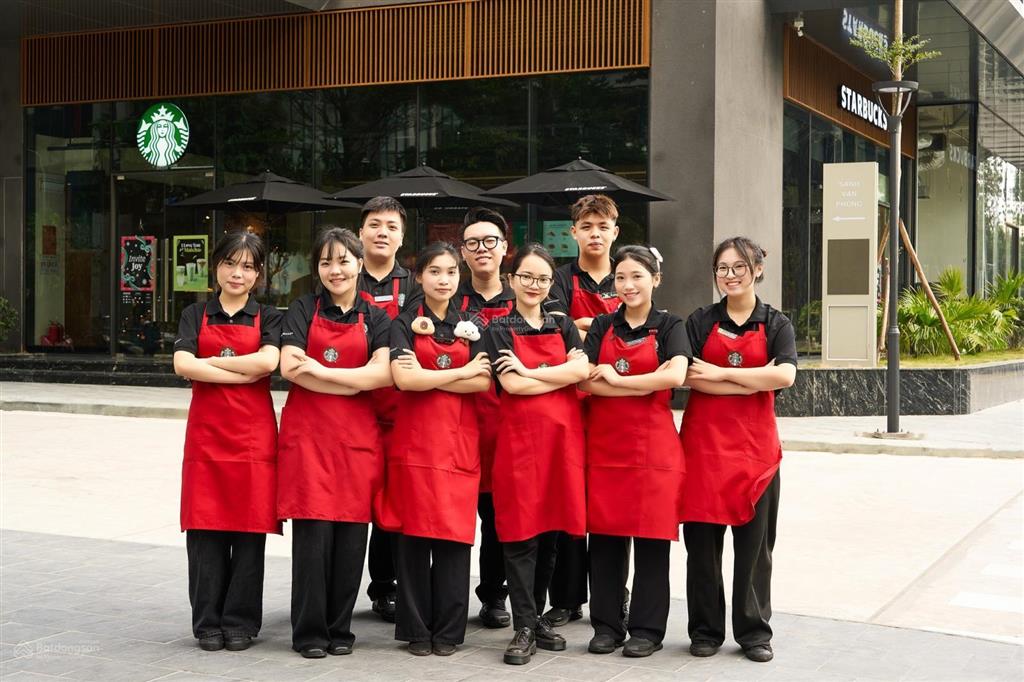 Shop chân đế căn góc hoa hậu vip nhất  sẵn khách thuê starbuck hđ 10 năm. thu nhập 1.8 tỷ/năm