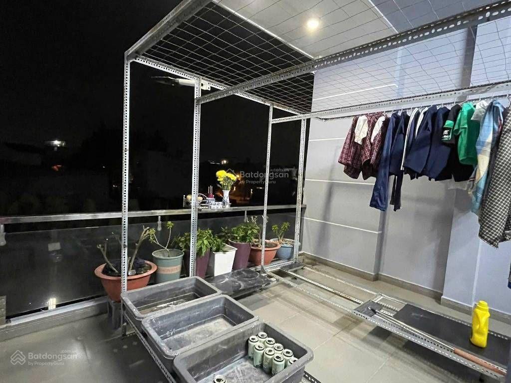 Nhà 3 tầng sân ô tô  khu hồng long hiệp bình phước