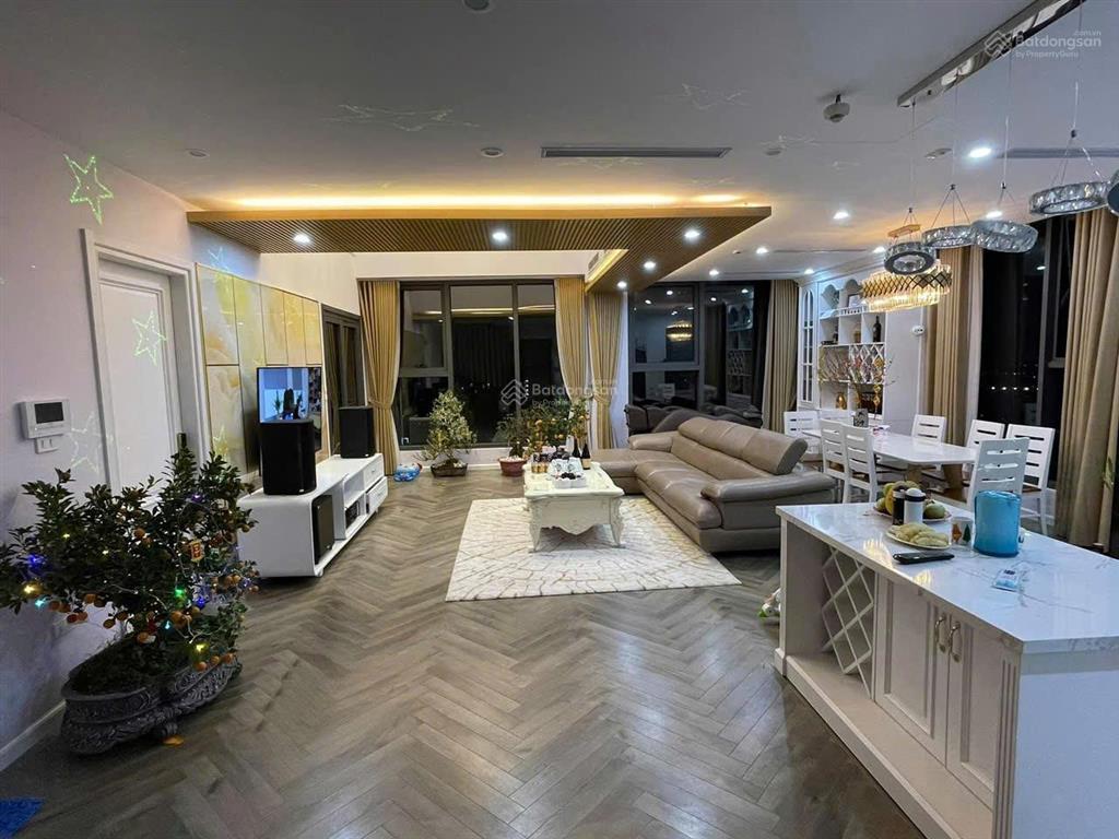 Bán gấp ch royal city nguyễn trãi dt 137m 3pn full nt sđcc tầng trung hướng đn 20 tỷ o971o85383