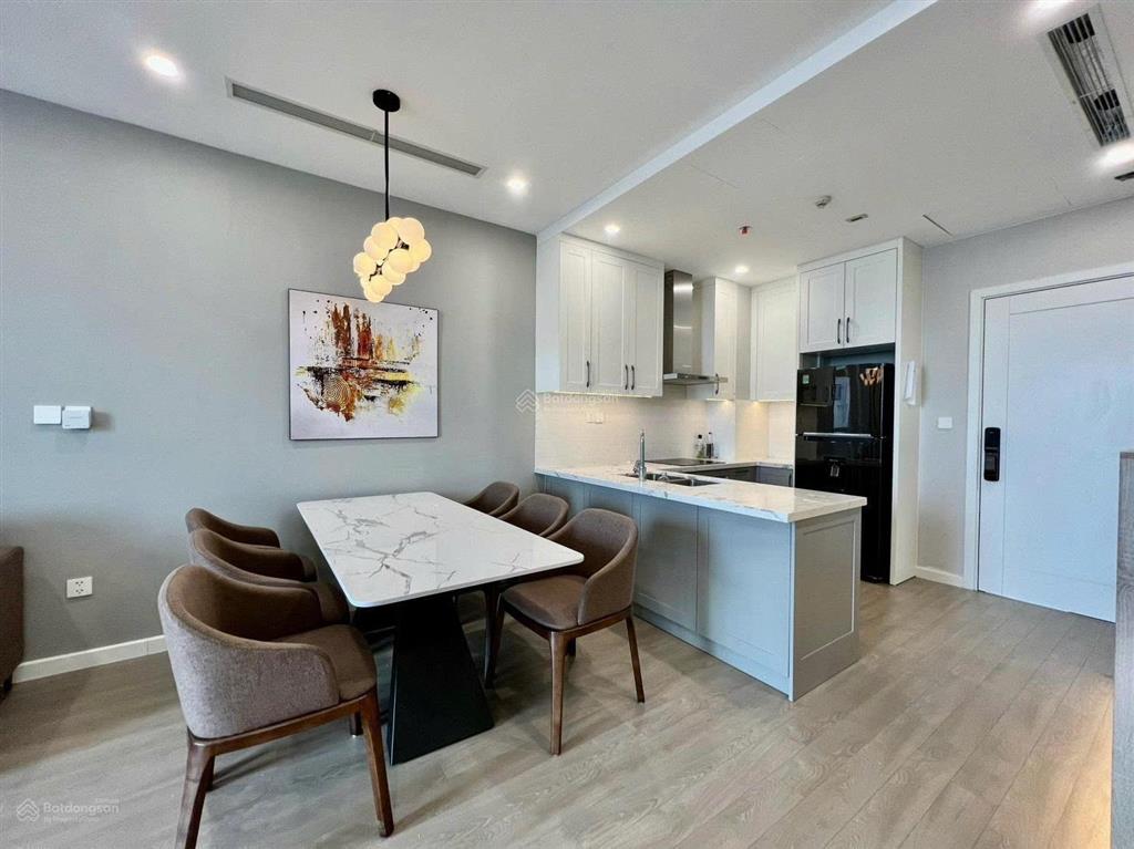 Bán gấp ch cầu giấy center point dt 75m2 2pn full nt sđcc tầng trung hướng mát 7,9 tỷ o971085383