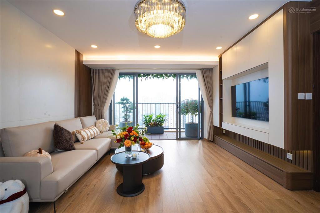 Bán gấp ch vinhomes nguyễn chí thanh dt 115m 3pn full nt sđcc hướng đn giá 17,5 tỷ o971o85383