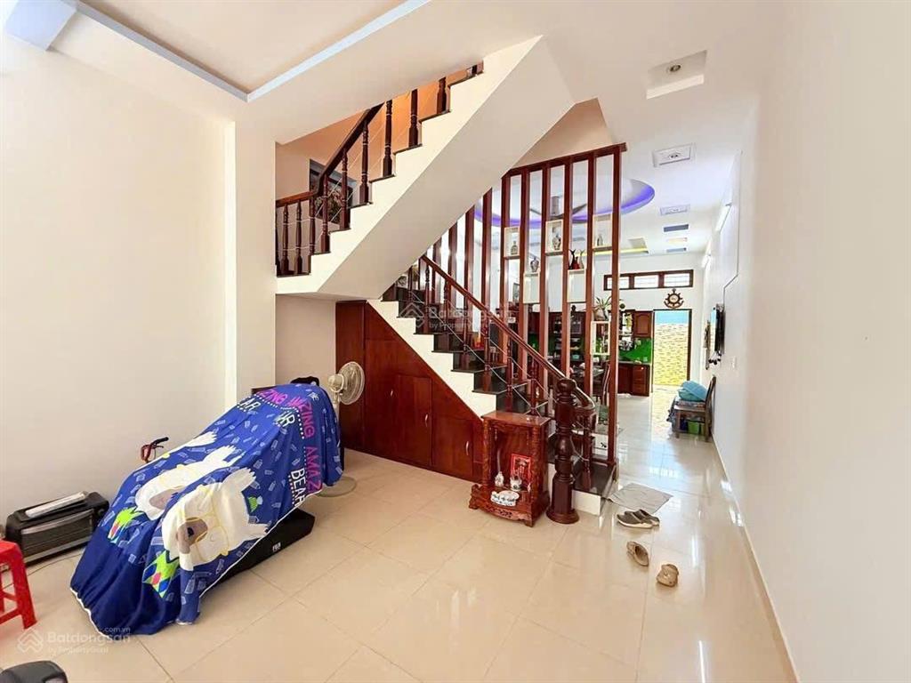 Đang bán nhà 1t+2l hẻm 2 oto tránh nhau  mua xong chỉ xách vali vào là ở nhà kiên cố  vt