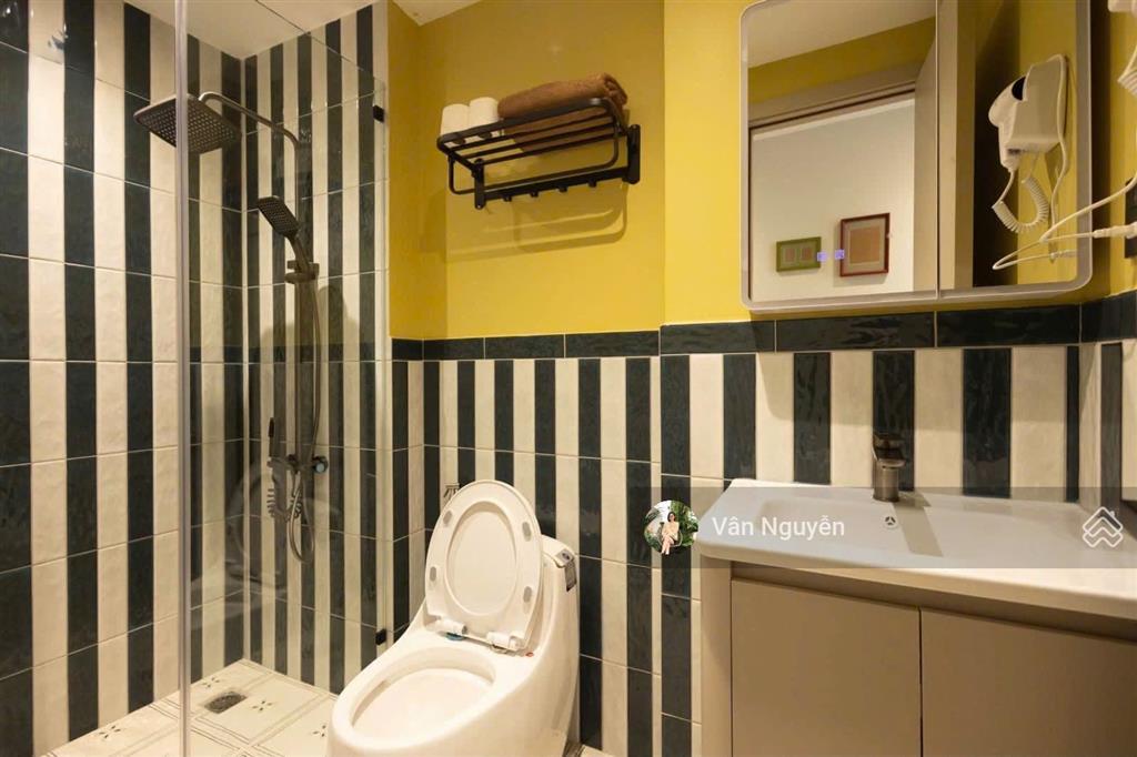 Bán chdv 10 phòng  hđt 960 triệu/n có thang máy ngay sát trần hưng đạo quận 1, 6 tầng