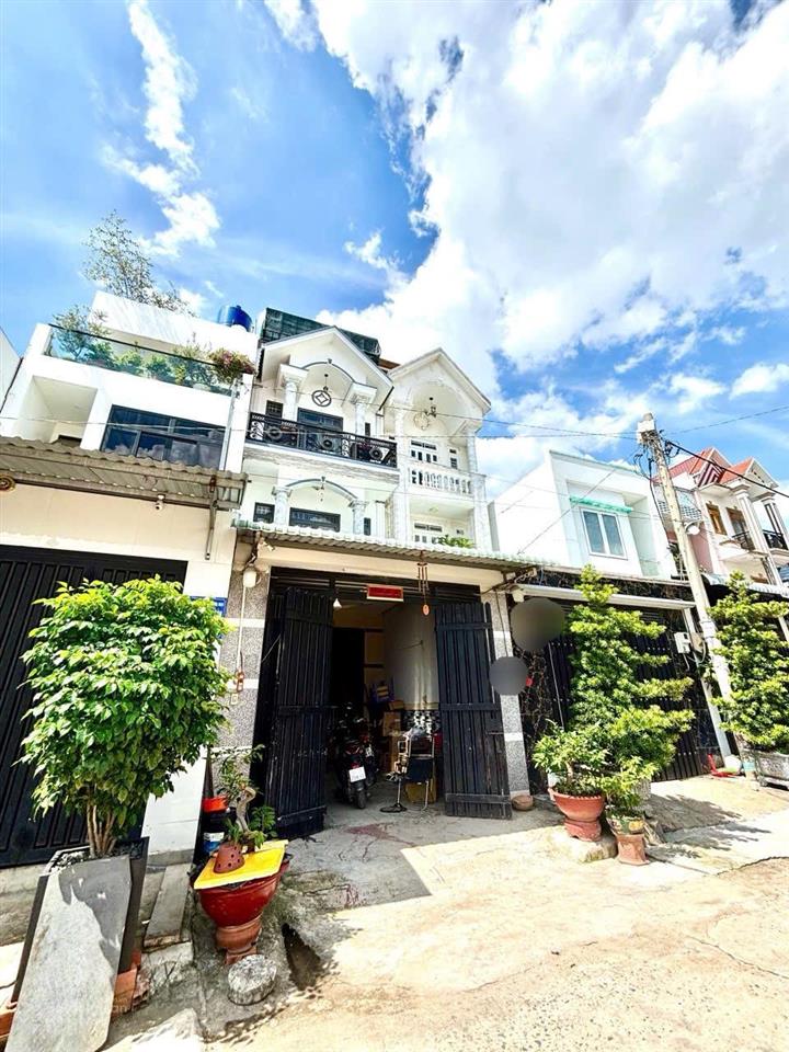 Nhà đẹp kiên cố đường huỳnh thị hai ngay chợ hạt điều hẻm an ninh xe hơi tránh 4.2x22m hơn 6 tỷ