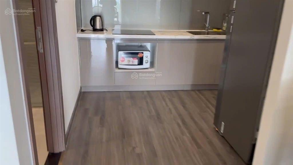 Bán căn hiếm  2pn góc giá tốt tòa r1.01 đn tầng đẹp, view quảng trường.  0986 257 *** ạ