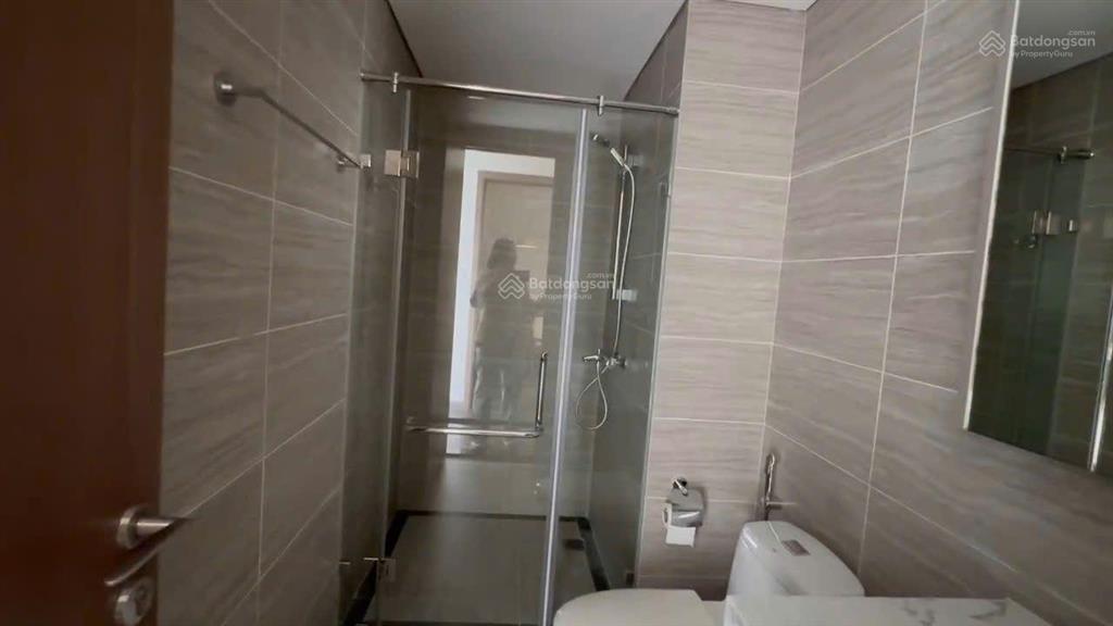 Bán căn hiếm  2pn góc giá tốt tòa r1.01 đn tầng đẹp, view quảng trường.  0986 257 *** ạ