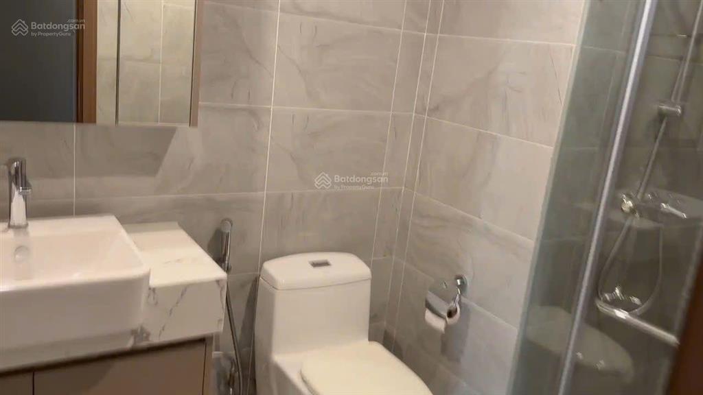 Bán căn hiếm  2pn góc giá tốt tòa r1.01 đn tầng đẹp, view quảng trường.  0986 257 *** ạ