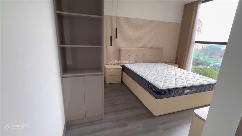 Bán căn hiếm  2pn góc giá tốt tòa r1.01 đn tầng đẹp, view quảng trường.  0986 257 *** ạ