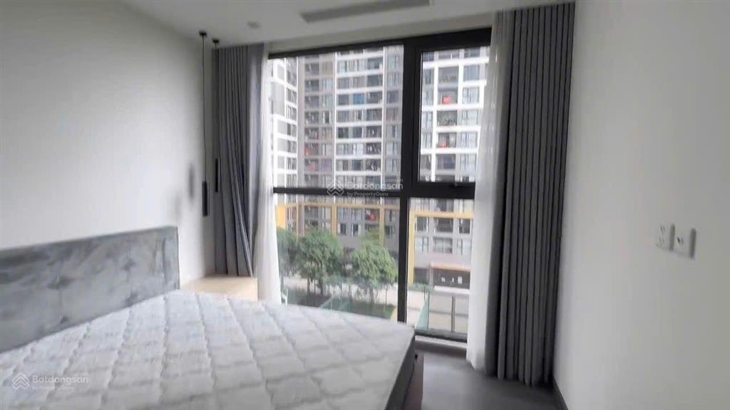Bán căn hiếm  2pn góc giá tốt tòa r1.01 đn tầng đẹp, view quảng trường.  0986 257 *** ạ