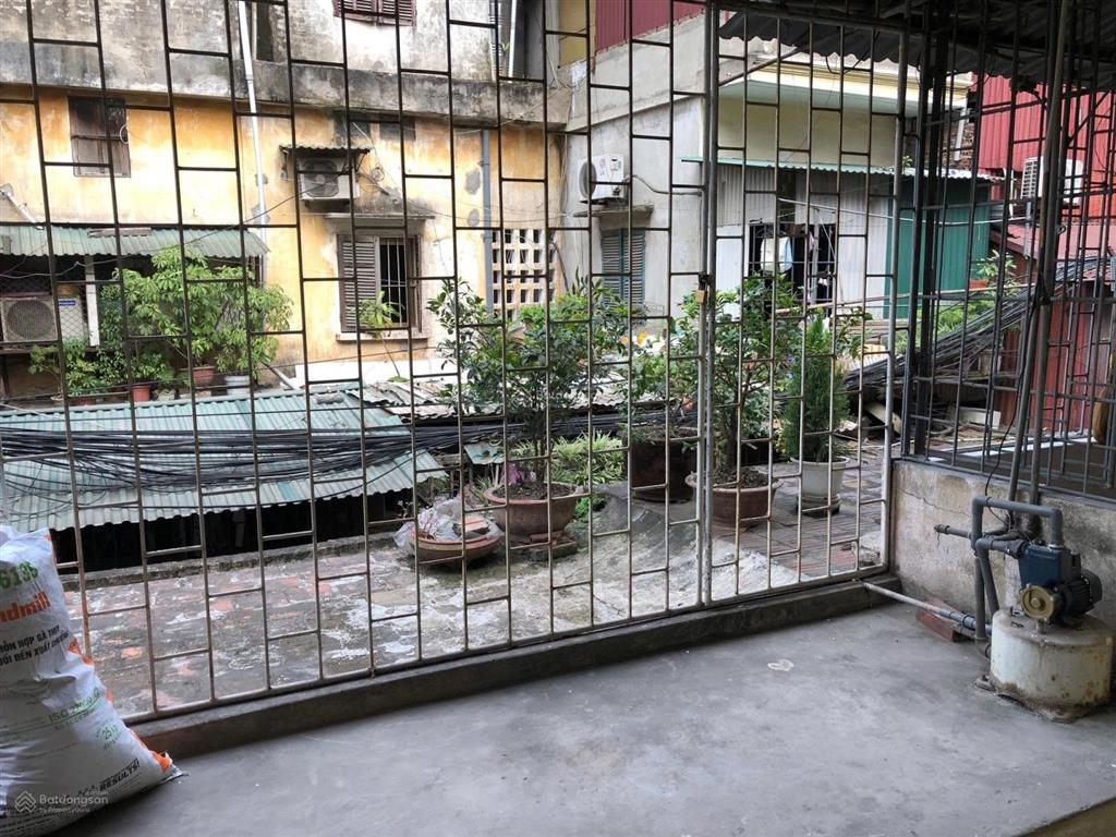 Cho thuê nhà tập thể 2 tầng 2 sân 2 bếp 6 phòng 6 người ở 2 hộ gia đình  gia đình nhiều thế hệ ở