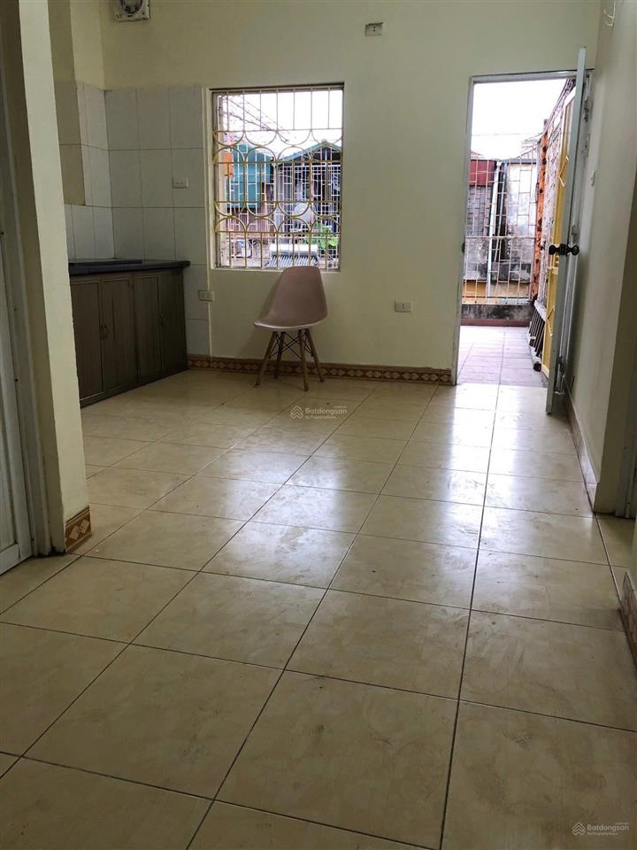 Cho thuê nhà tập thể 2 tầng 2 sân 2 bếp 6 phòng 6 người ở 2 hộ gia đình  gia đình nhiều thế hệ ở