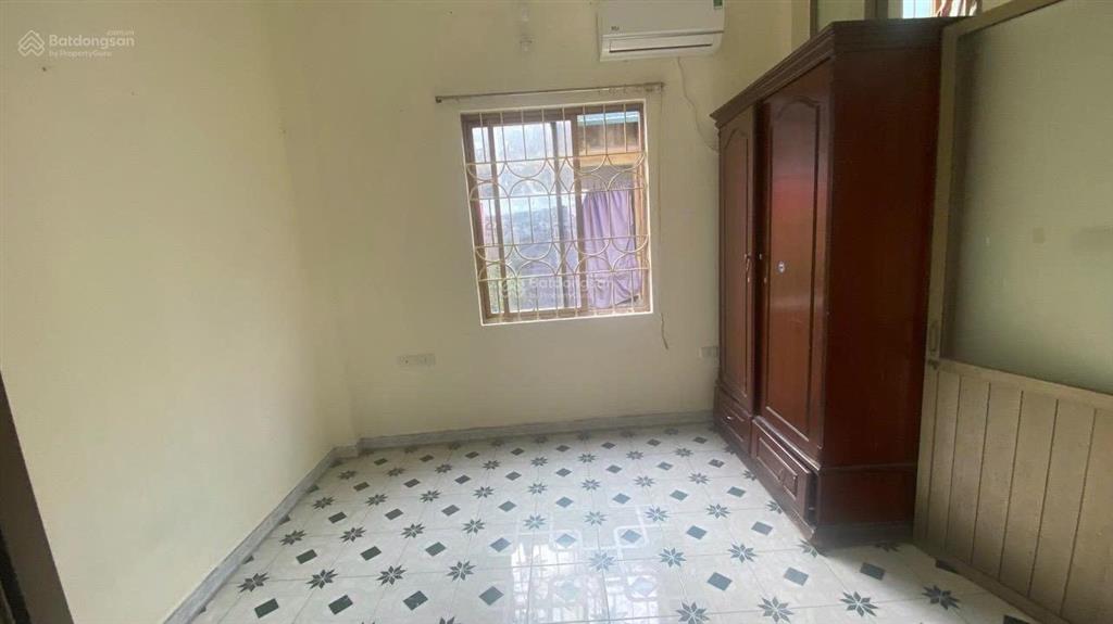 Cho thuê nhà tập thể 2 tầng 2 sân 2 bếp 6 phòng 6 người ở 2 hộ gia đình  gia đình nhiều thế hệ ở