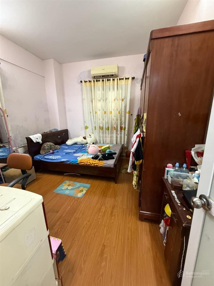 Cho thuê nhà tập thể 2 tầng 2 sân 2 bếp 6 phòng 6 người ở 2 hộ gia đình  gia đình nhiều thế hệ ở