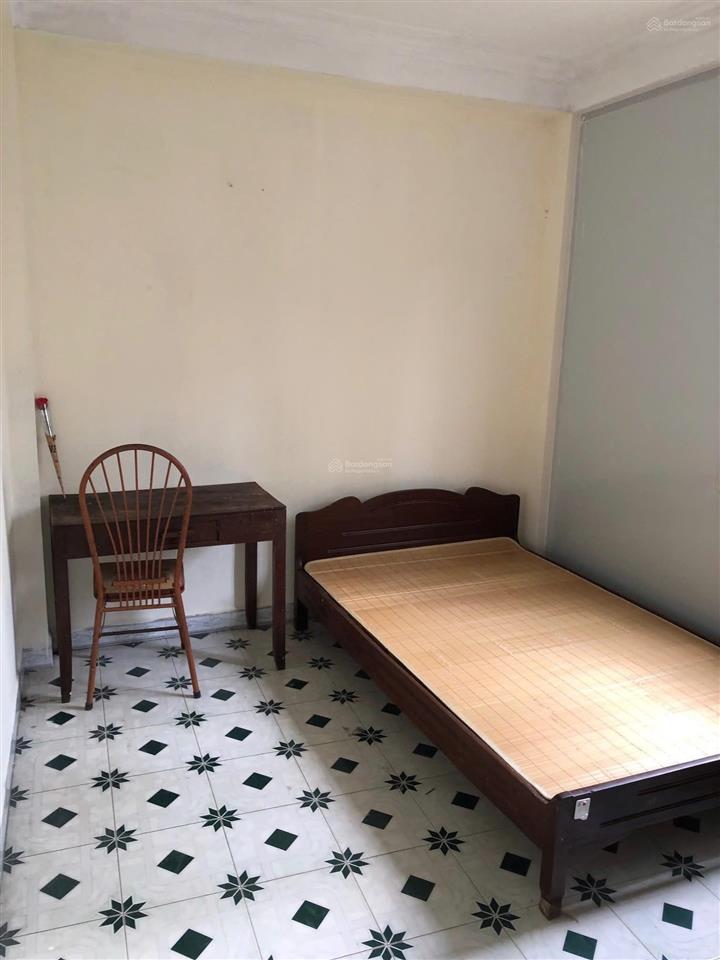 Cho thuê nhà tập thể 2 tầng 2 sân 2 bếp 6 phòng 6 người ở 2 hộ gia đình  gia đình nhiều thế hệ ở