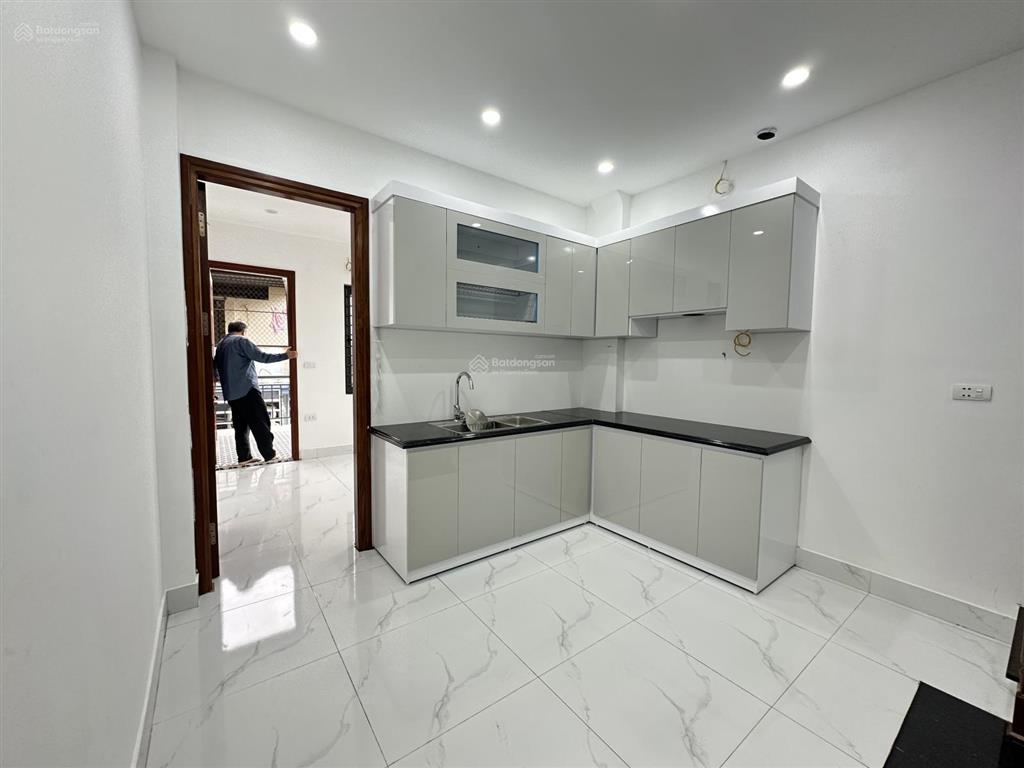 Hoàng mai, vf3 đỗ cửa lô góc, ngõ thông kinh doanh, 6 tầng thang máy, sổ đỏ cc, nhiều tiện ích