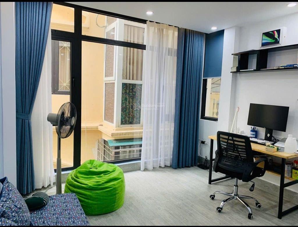 Nhà mới xây, 4 tầng, 100m², rộng rãi, thoáng mát.