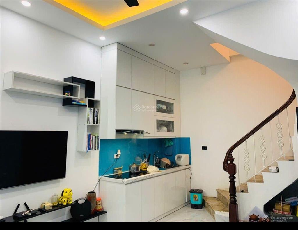 Nhà mới xây, 4 tầng, 100m², rộng rãi, thoáng mát.