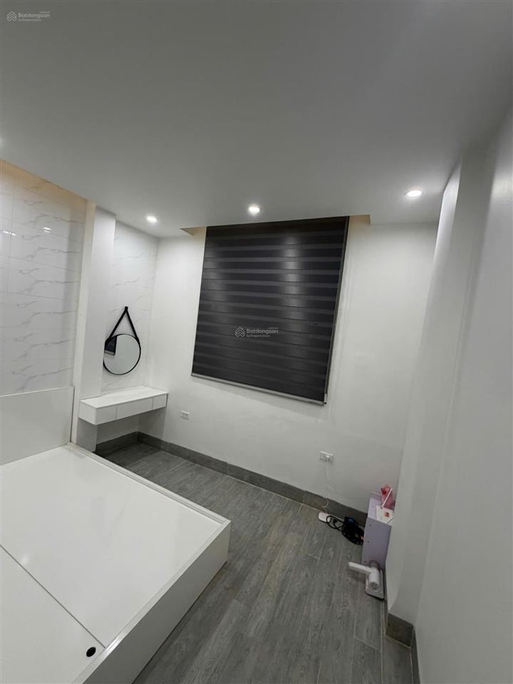 Nhà mới xây, 4 tầng, 100m², rộng rãi, thoáng mát.