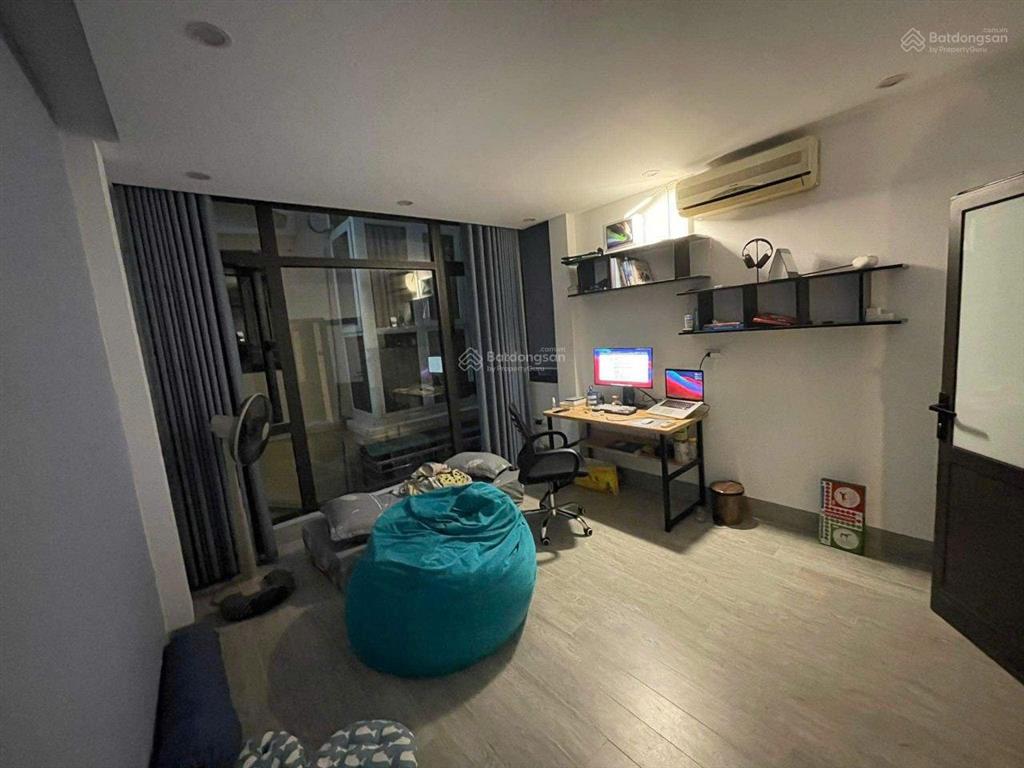 Nhà mới xây, 4 tầng, 100m², rộng rãi, thoáng mát.